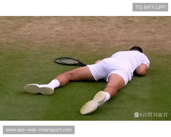 德约粉丝在场外疯狂打call